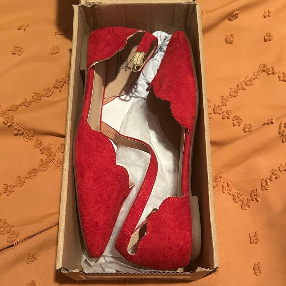 Red Scalloped Women’s Flats